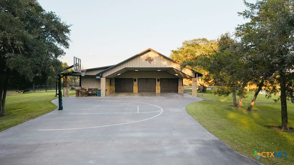 436 Jentry Road Inez, TX 77968