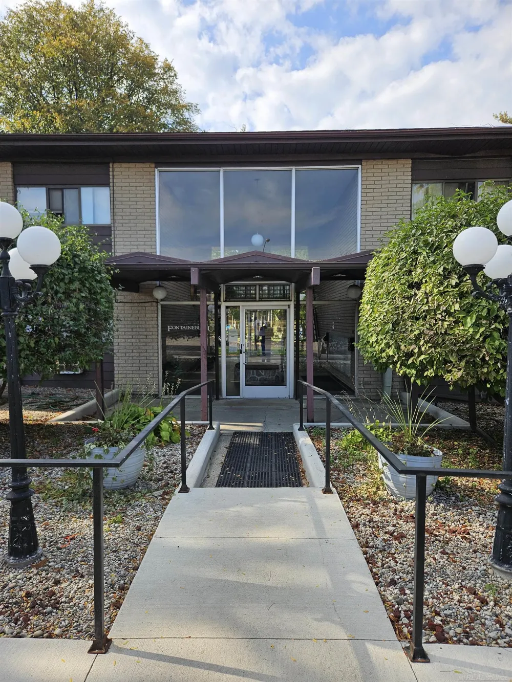 995 Cass Lake Road Waterford Charter Township, MI 48328