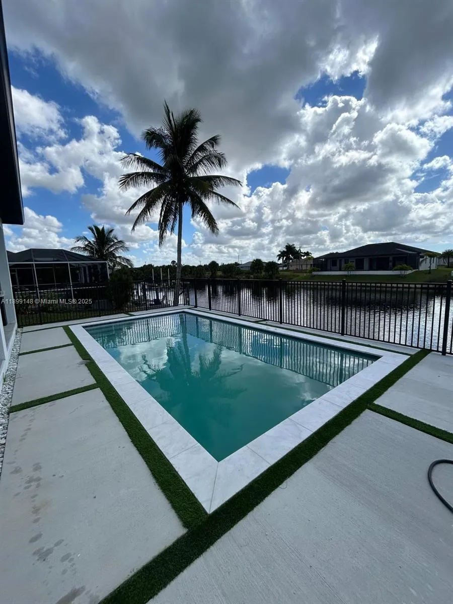 4116 36TH LN Cape Coral, FL 33993