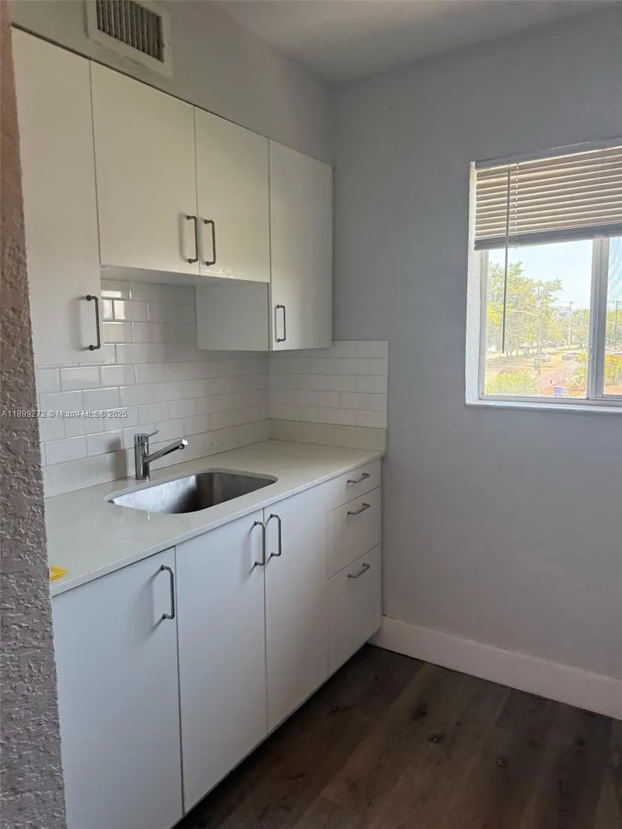 2330 NW 11th St #46 Miami, FL 33125