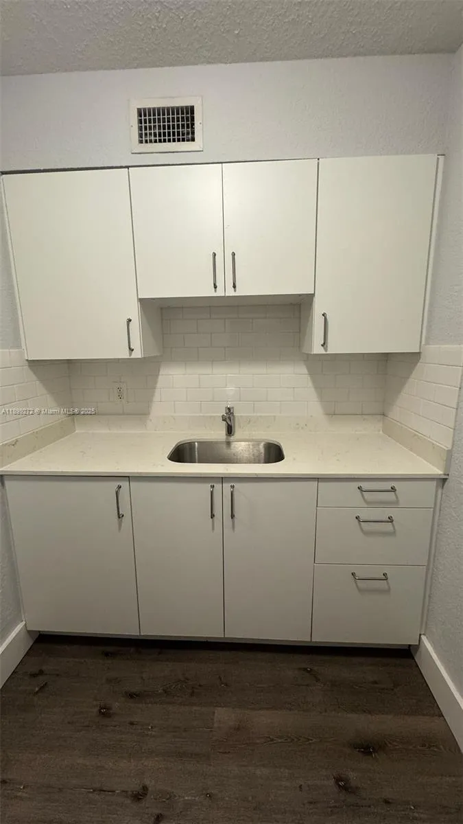 2330 NW 11th St #46 Miami, FL 33125