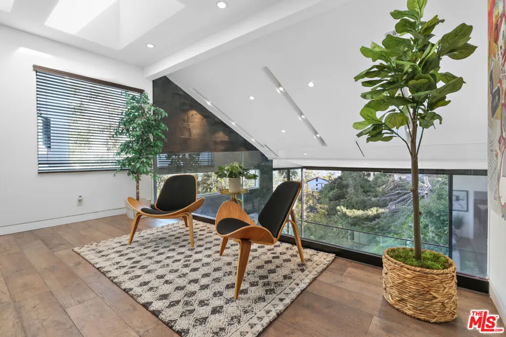 8514 Franklin Avenue Los Angeles, CA 90069