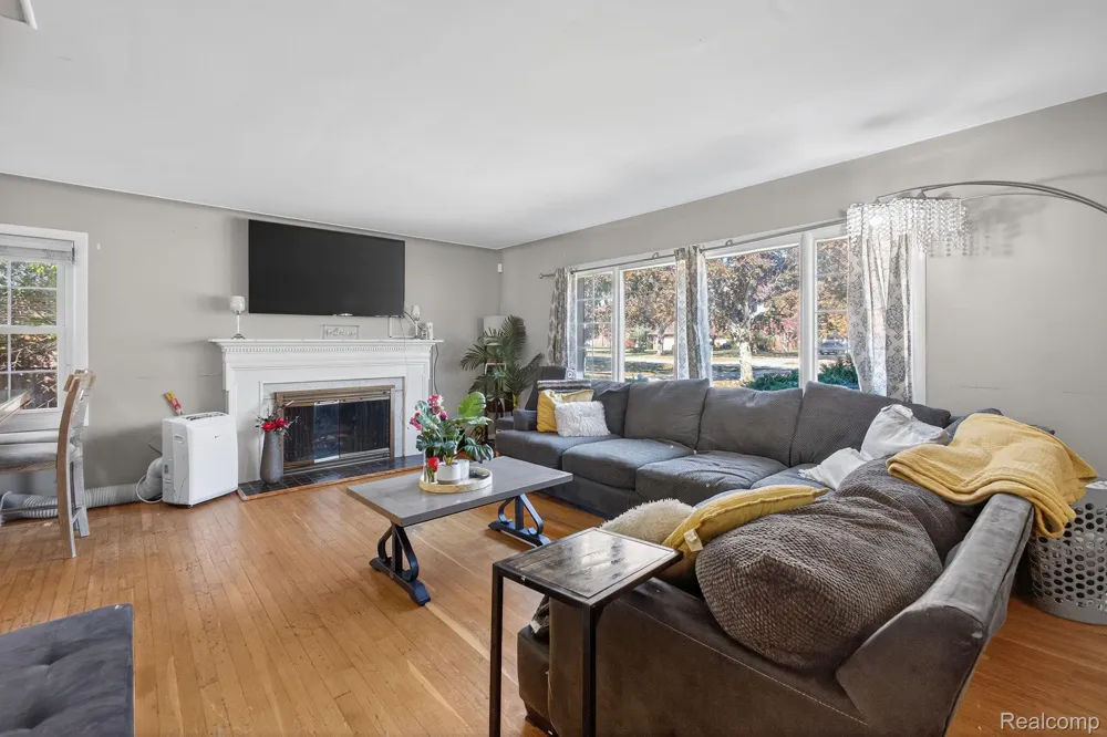 28025 Sunset Boulevard W Lathrup Village City, MI 48076