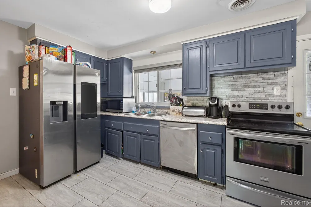 28025 Sunset Boulevard W Lathrup Village City, MI 48076