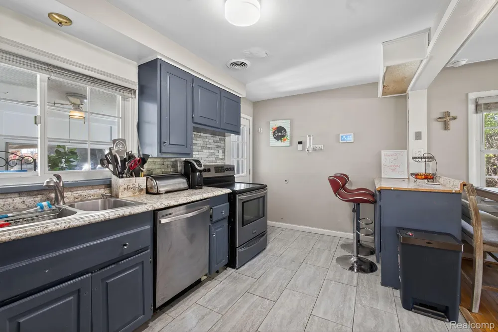 28025 Sunset Boulevard W Lathrup Village City, MI 48076