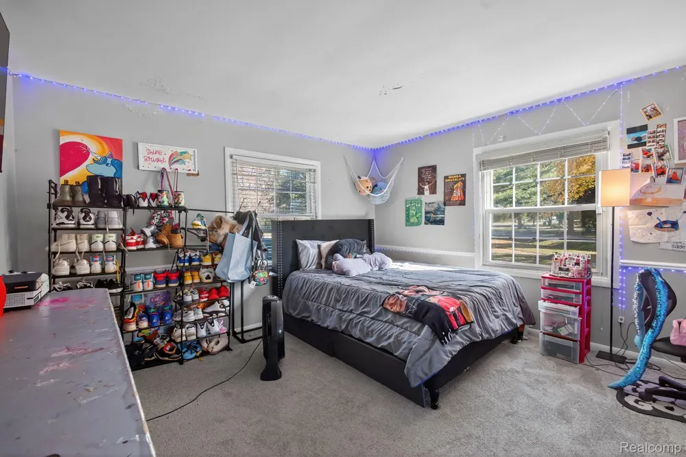 28025 Sunset Boulevard W Lathrup Village City, MI 48076