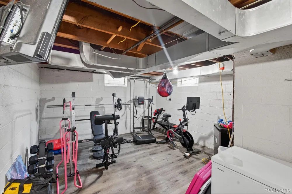 28025 Sunset Boulevard W Lathrup Village City, MI 48076