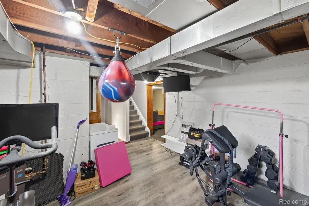 28025 Sunset Boulevard W Lathrup Village City, MI 48076