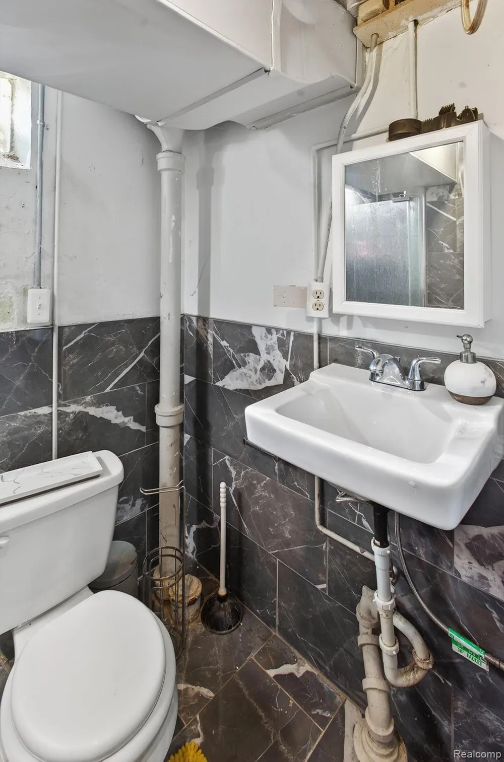 28025 Sunset Boulevard W Lathrup Village City, MI 48076