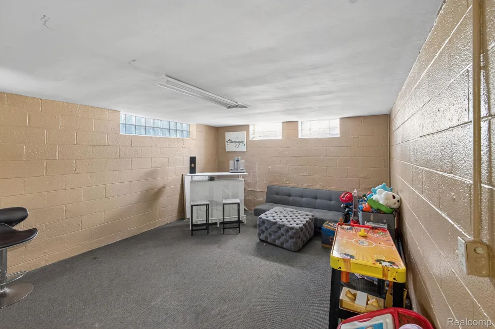 28025 Sunset Boulevard W Lathrup Village City, MI 48076