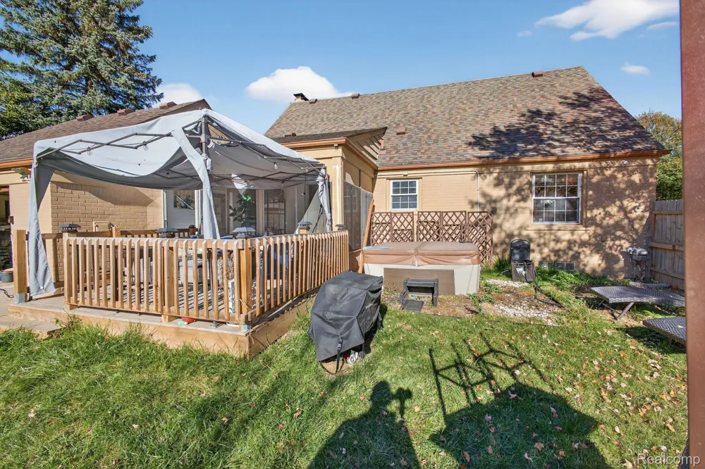 28025 Sunset Boulevard W Lathrup Village City, MI 48076