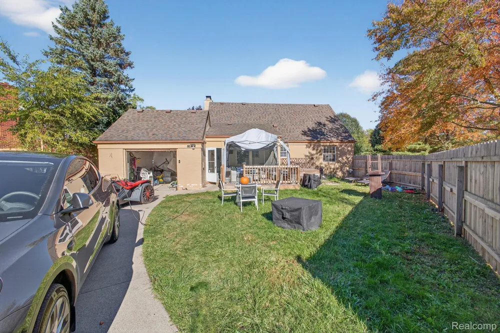 28025 Sunset Boulevard W Lathrup Village City, MI 48076
