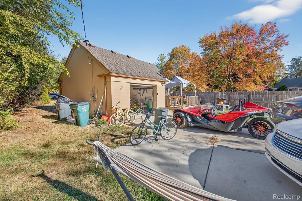 28025 Sunset Boulevard W Lathrup Village City, MI 48076