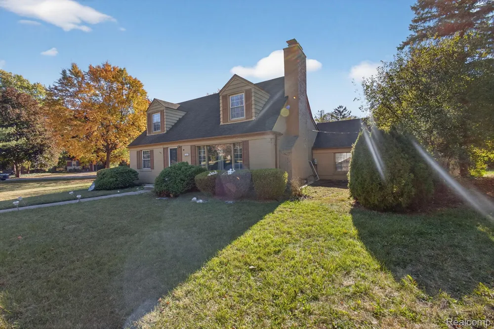 28025 Sunset Boulevard W Lathrup Village City, MI 48076