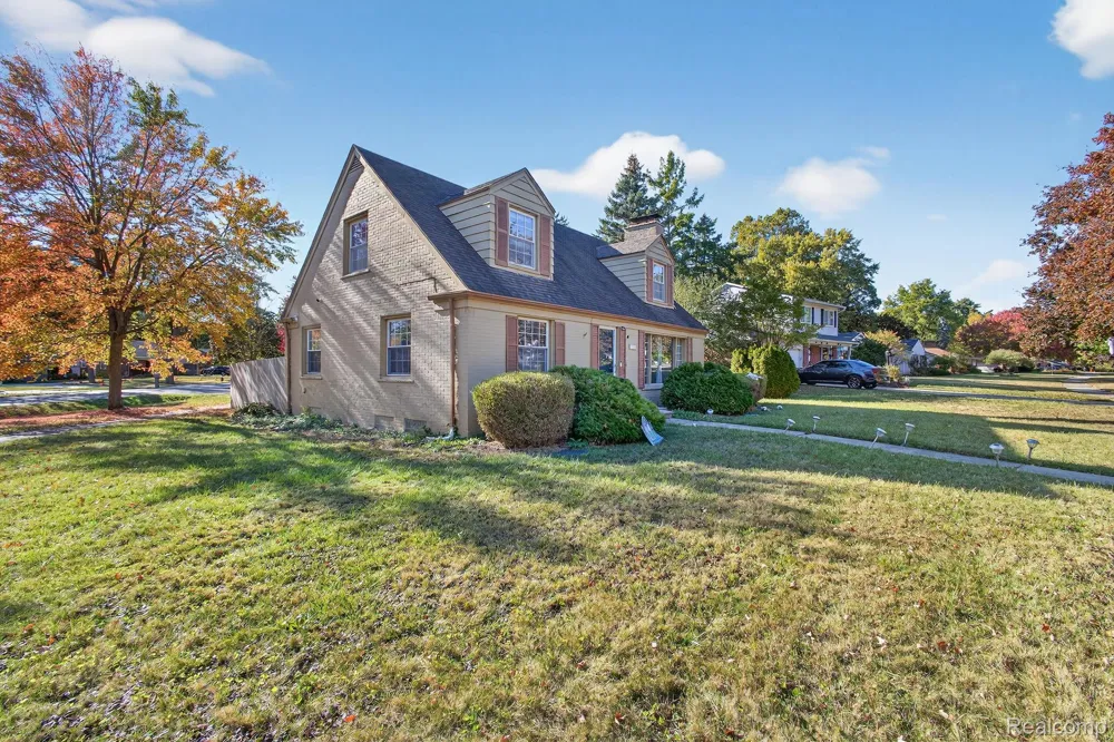 28025 Sunset Boulevard W Lathrup Village City, MI 48076