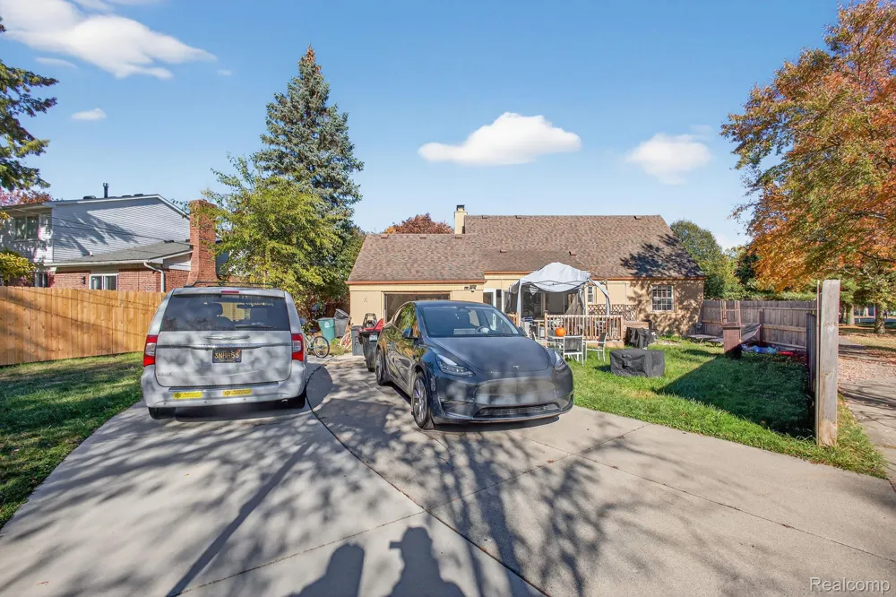 28025 Sunset Boulevard W Lathrup Village City, MI 48076