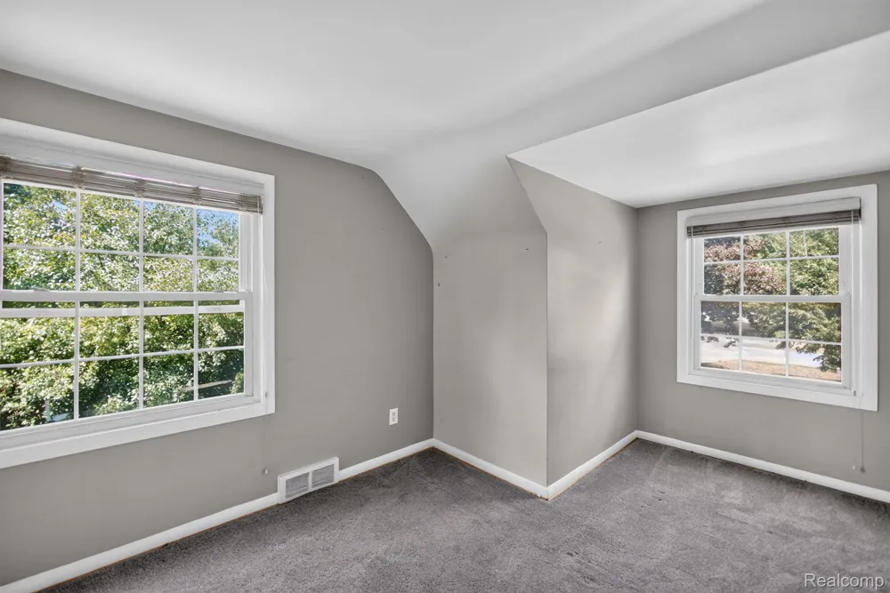 28025 Sunset Boulevard W Lathrup Village City, MI 48076
