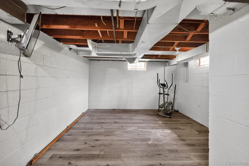 28025 Sunset Boulevard W Lathrup Village City, MI 48076