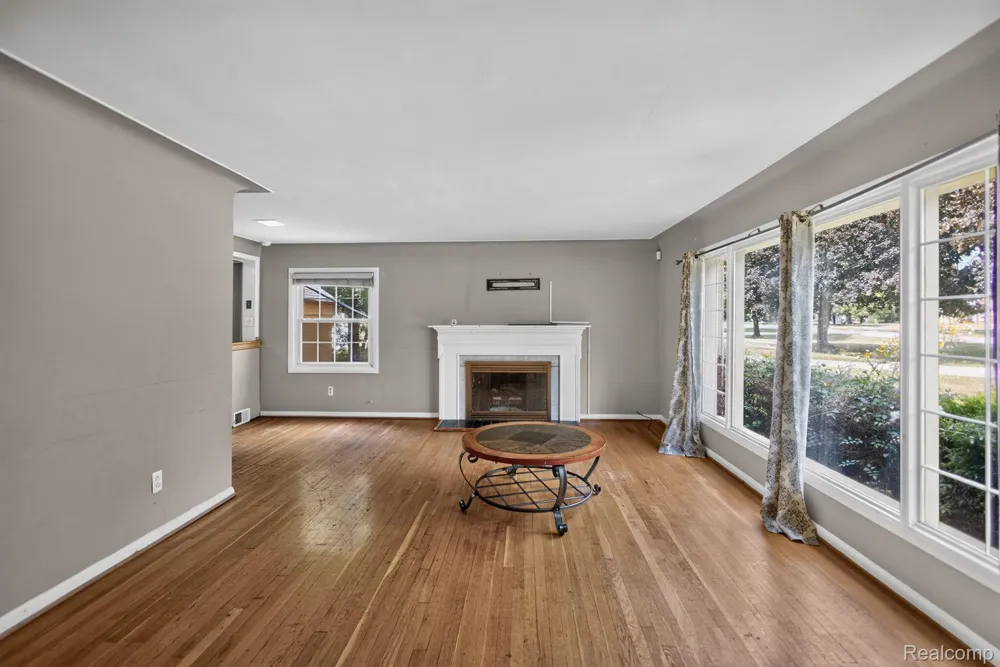 28025 Sunset Boulevard W Lathrup Village City, MI 48076