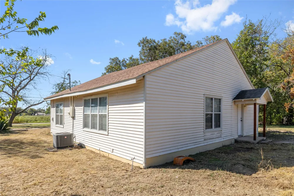 505 E Walcott Avenue Comanche, TX 76442