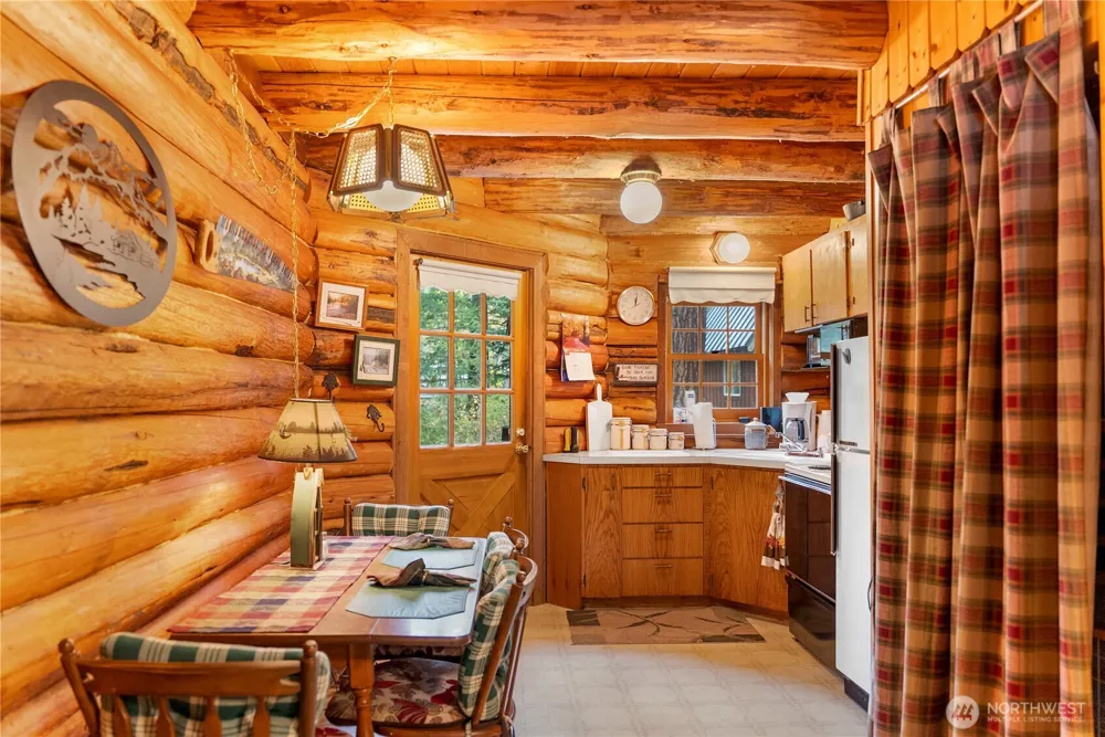 26 Mercer Road Mazama, WA 98833