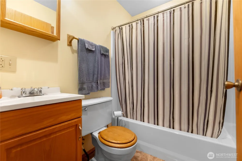 26 Mercer Road Mazama, WA 98833