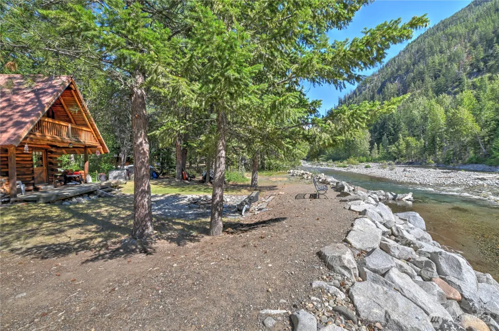 26 Mercer Road Mazama, WA 98833