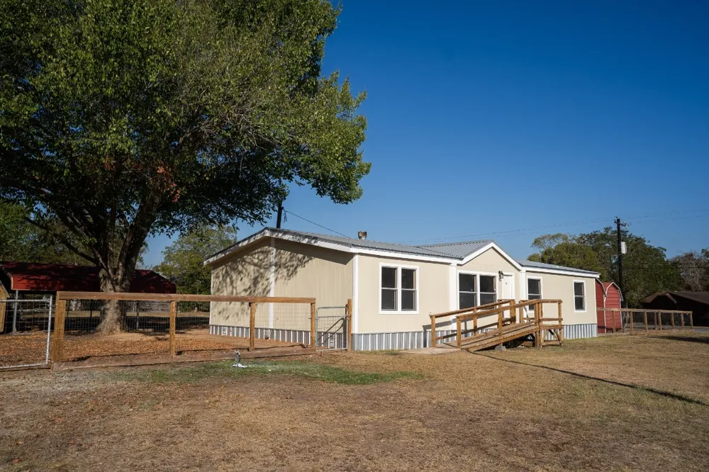 404 S Mill Street Flatonia, TX 78941