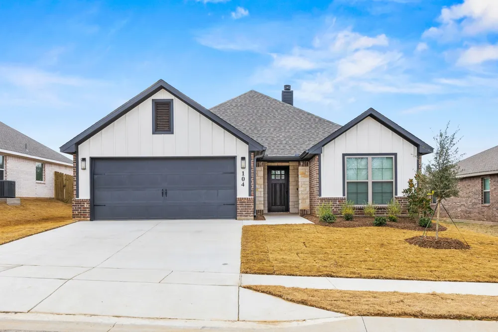 104 Maverick Trail Valley View, TX 76272