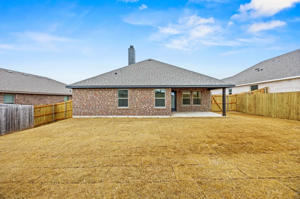 104 Maverick Trail Valley View, TX 76272