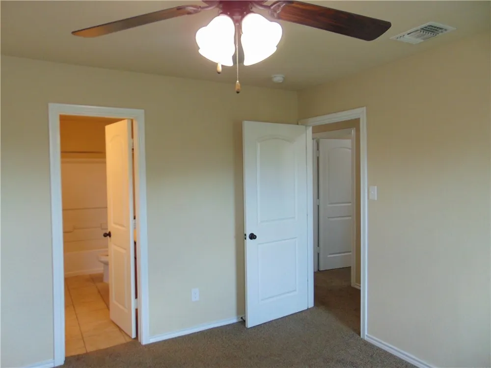 185 Creekside Villa Drive Kyle, TX 78640