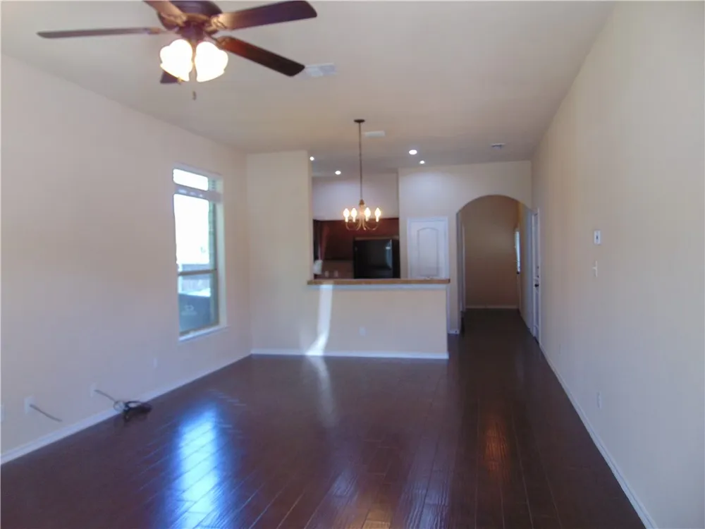 185 Creekside Villa Drive Kyle, TX 78640