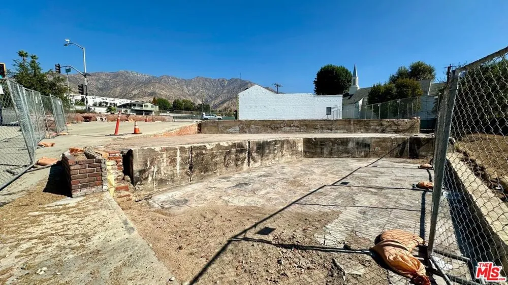 912 E Altadena Drive Altadena, CA 91001