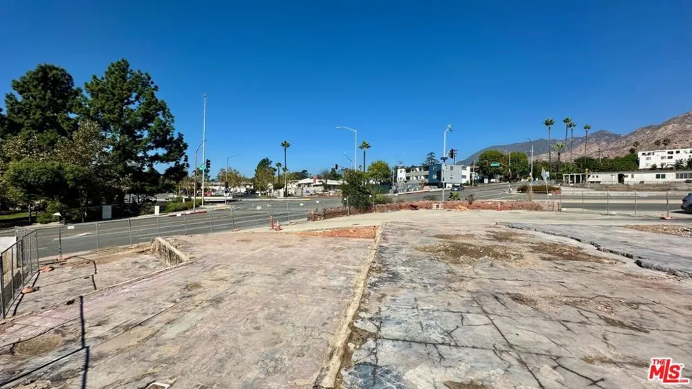 912 E Altadena Drive Altadena, CA 91001