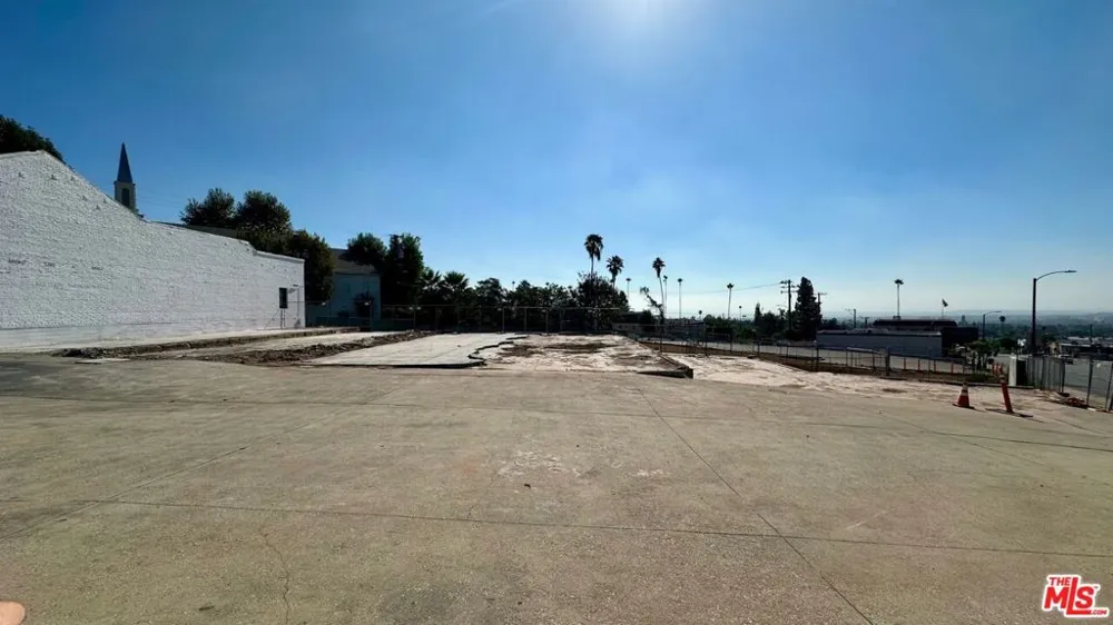912 E Altadena Drive Altadena, CA 91001