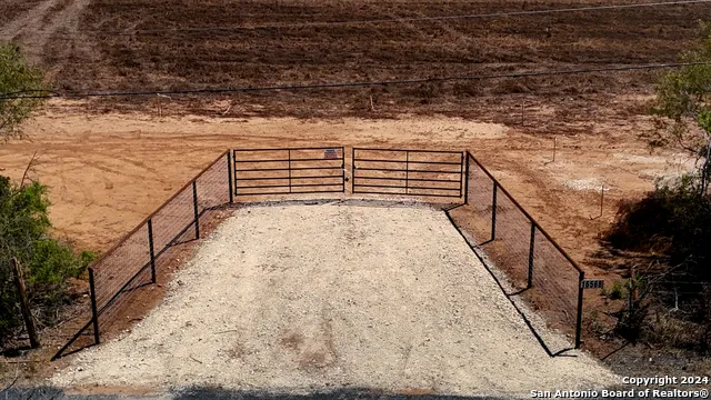 16568 NEW BERLIN RD St Hedwig, TX 78152