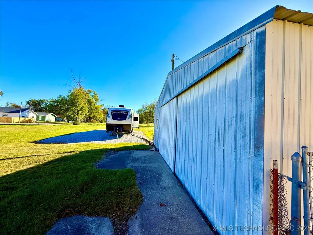 704 E 2nd Avenue Warner, OK 74469