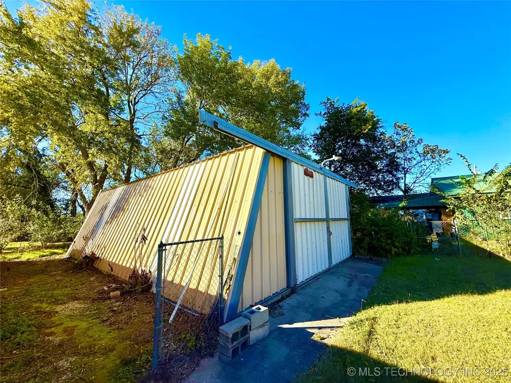 704 E 2nd Avenue Warner, OK 74469