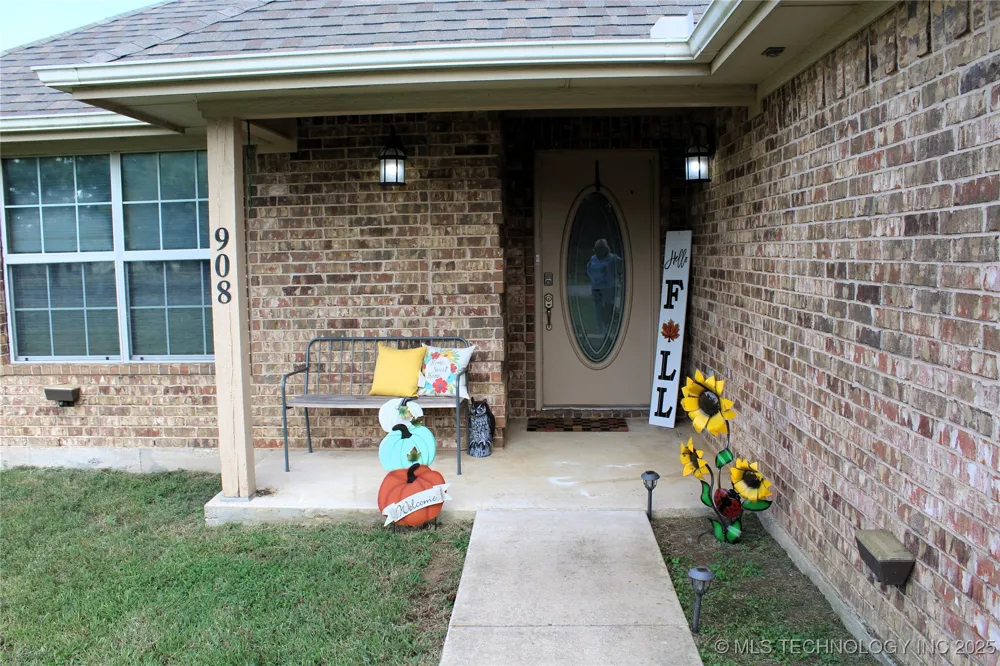 908 3rd Calera, OK 74730