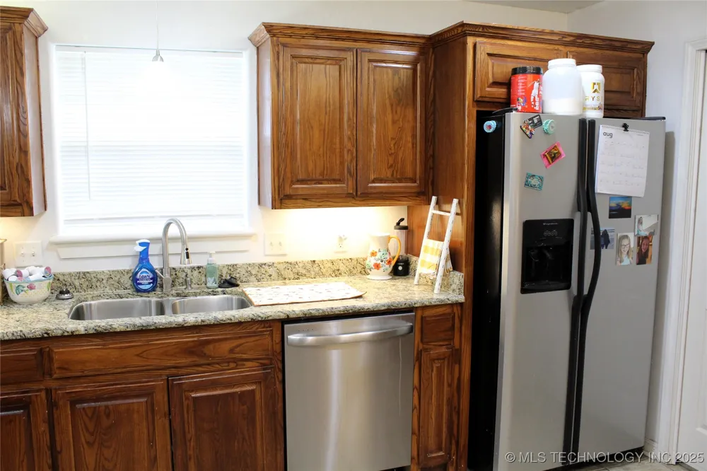 908 3rd Calera, OK 74730