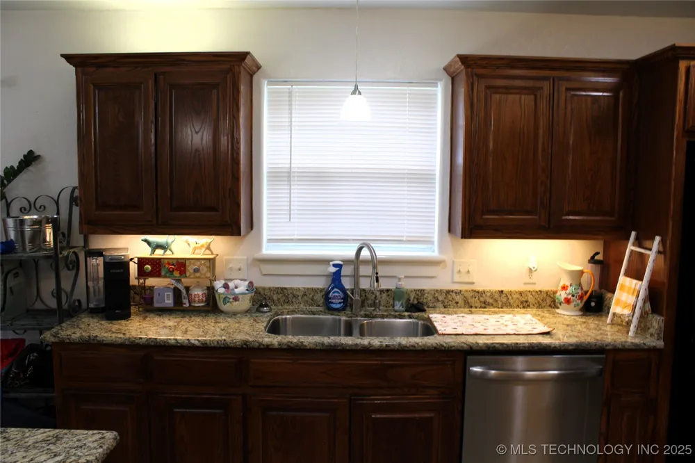 908 3rd Calera, OK 74730