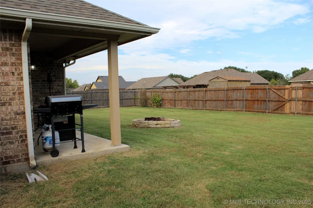908 3rd Calera, OK 74730