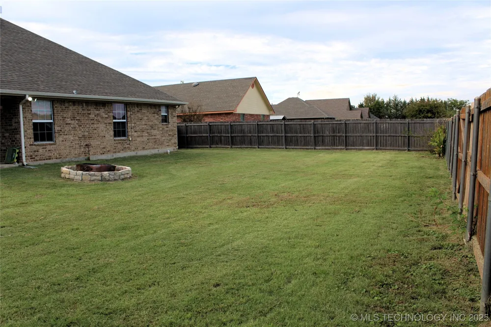 908 3rd Calera, OK 74730