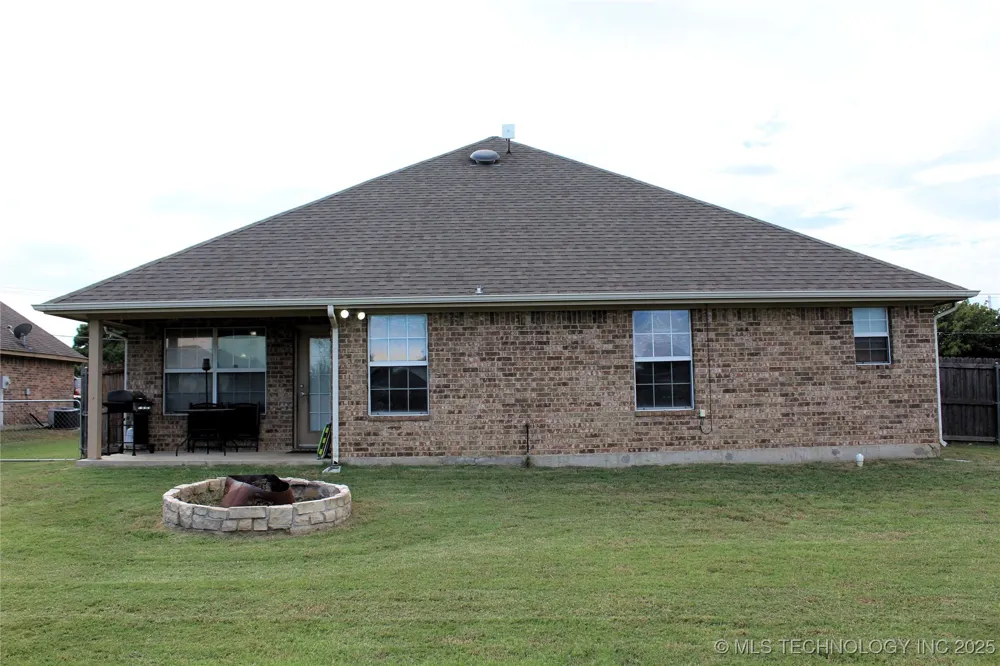 908 3rd Calera, OK 74730