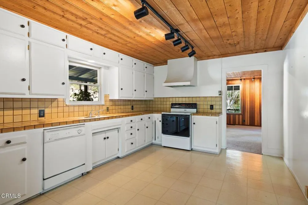 2250 Hermitage Road Ojai, CA 93023