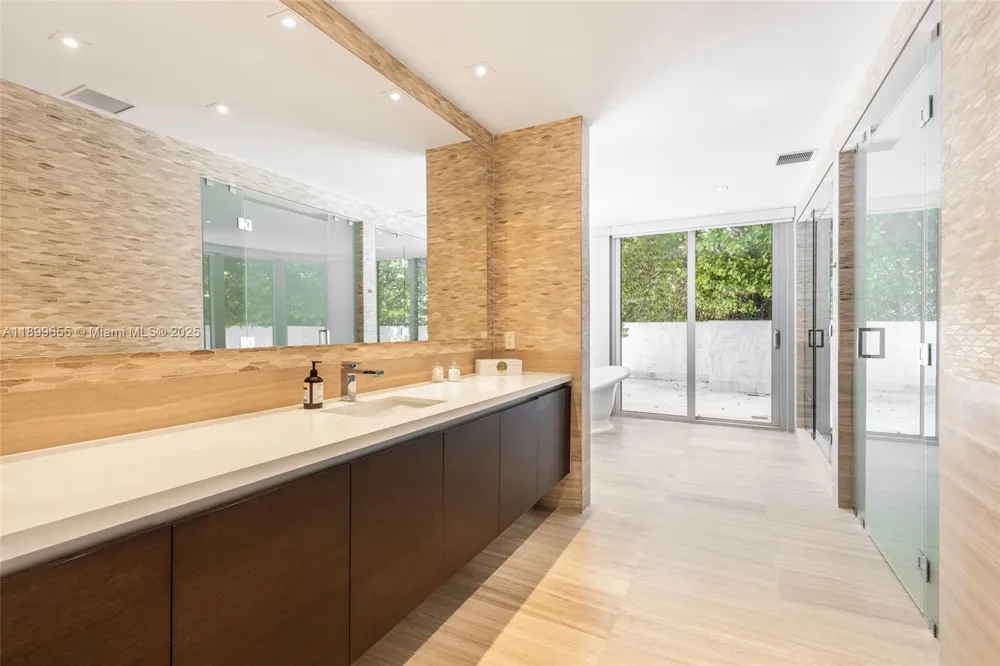 1 Collins Ave #207 Miami Beach, FL 33139