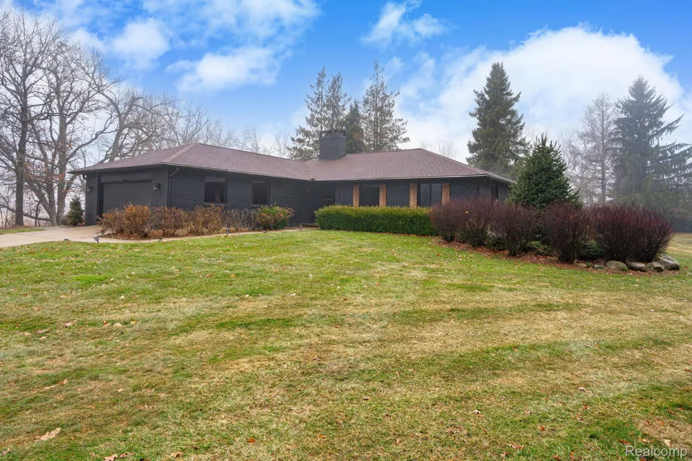 6803 Napoleon Road Leoni Township, MI 49201