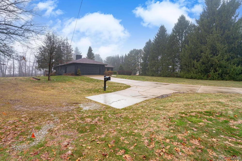 6803 Napoleon Road Leoni Township, MI 49201