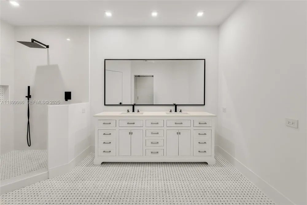 848 Brickell Key Dr #204 Miami, FL 33131