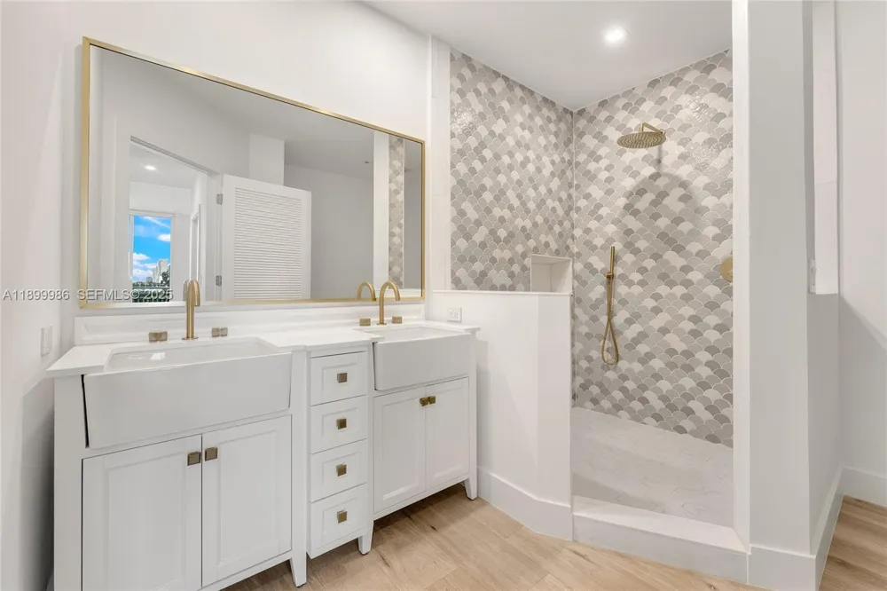 848 Brickell Key Dr #204 Miami, FL 33131